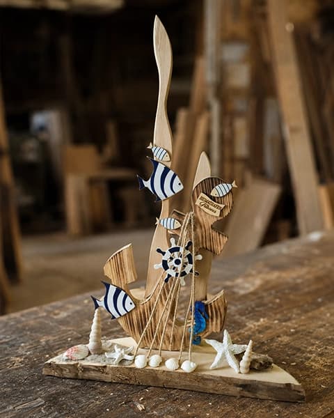 Maritime Holzdekoration mit Segelform, Anker, Fischen, Muscheln und Seesternen