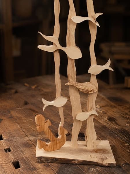 Freistehende maritime Holzskulptur mit Anker, Fischen und wellenförmigen Holzstegen